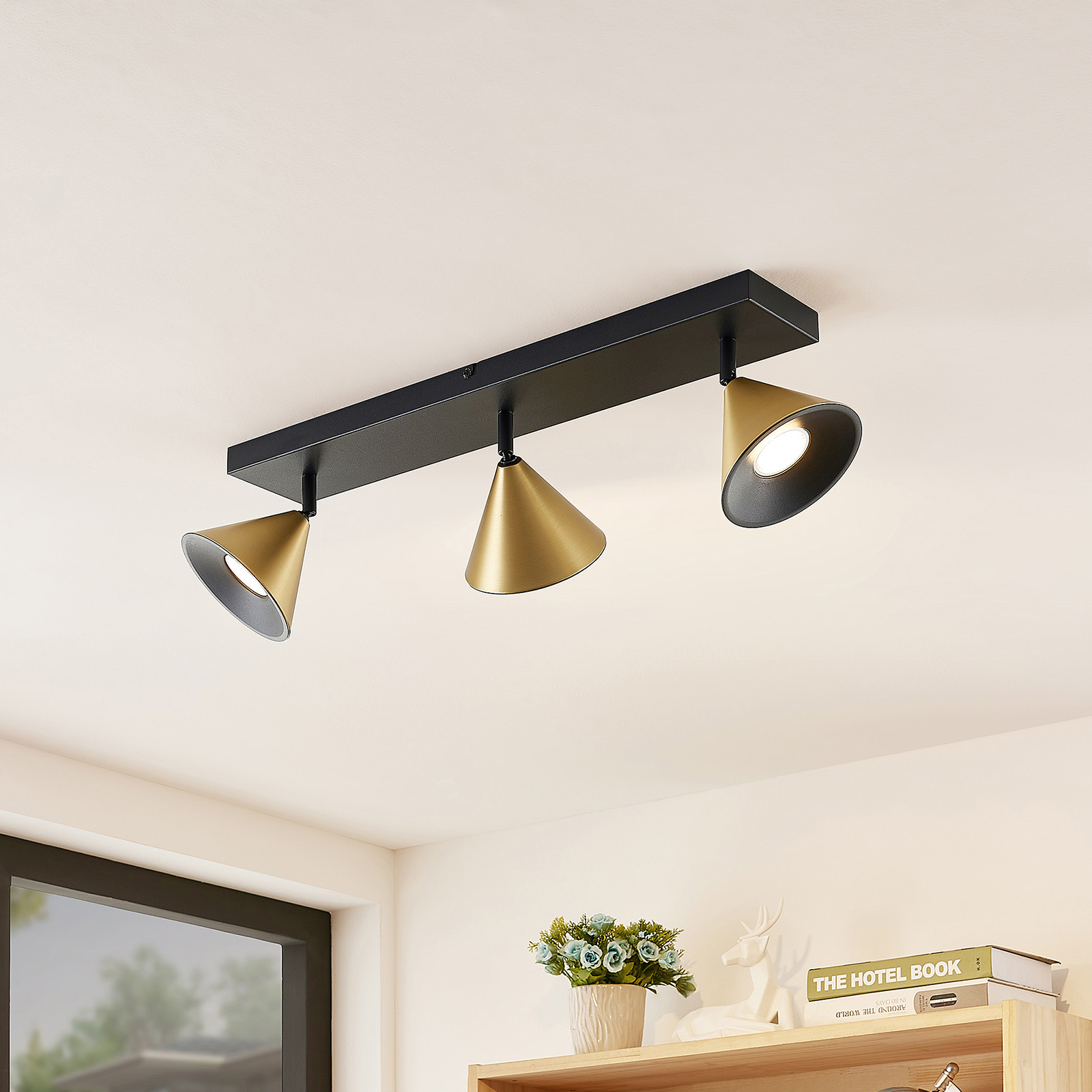 Lucande Kartio -kattovalaisin, 3-lamp., messinki Lucande Kartio -kattovalaisin, 3-lamp., Messinki -Lampan kauppa lucande kartio kattovalaisin 3 lamp messinki